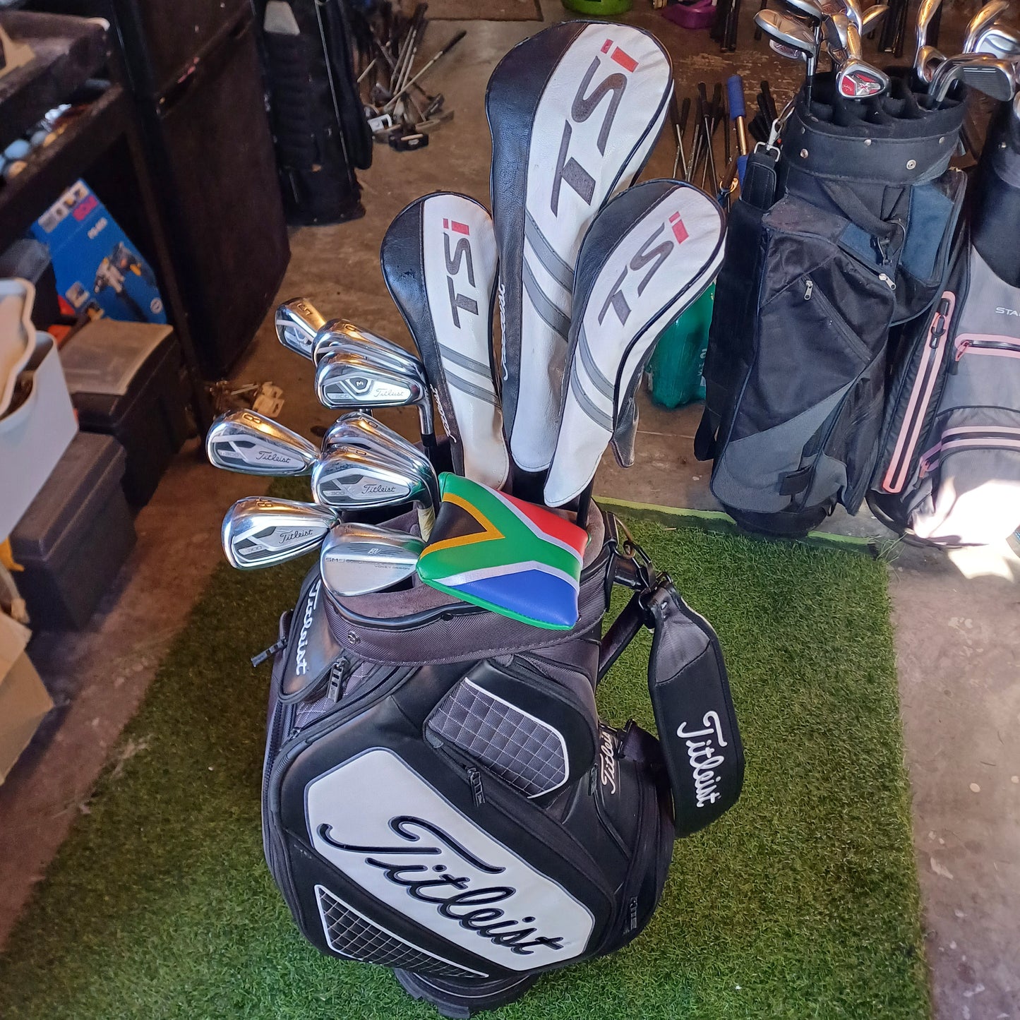 Titleist Golf Set Complete in Leather Cartbag, including All Covers.
