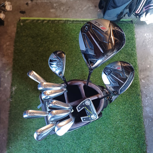 Titleist Golf Set Complete in Leather Cartbag, including All Covers.
