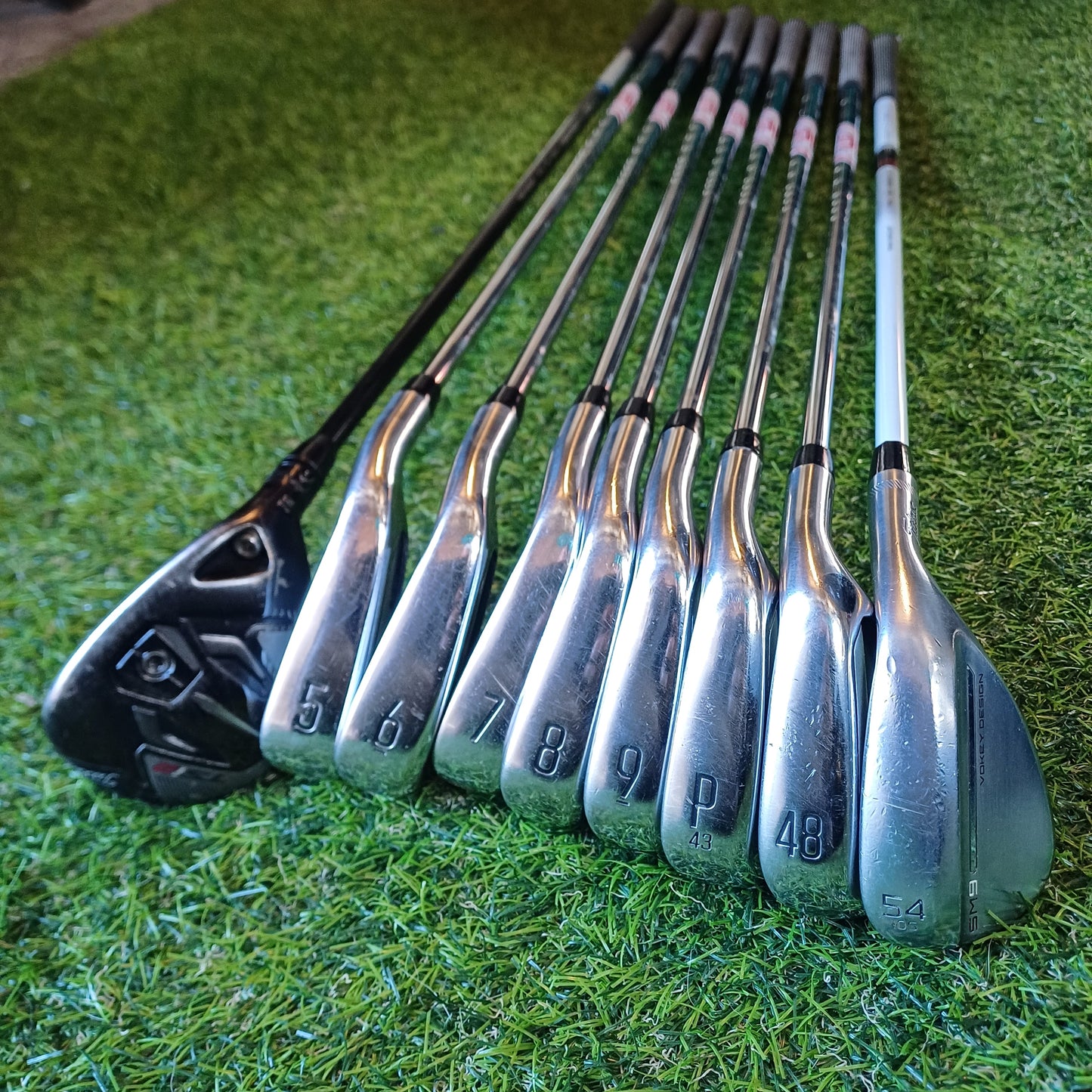 Titleist Golf Set Complete in Leather Cartbag, including All Covers.