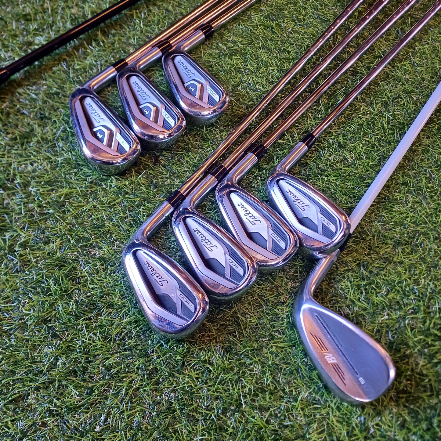 Titleist Golf Set Complete in Leather Cartbag, including All Covers.