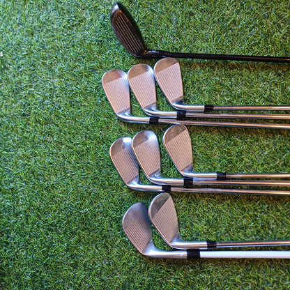 Titleist Golf Set Complete in Leather Cartbag, including All Covers.