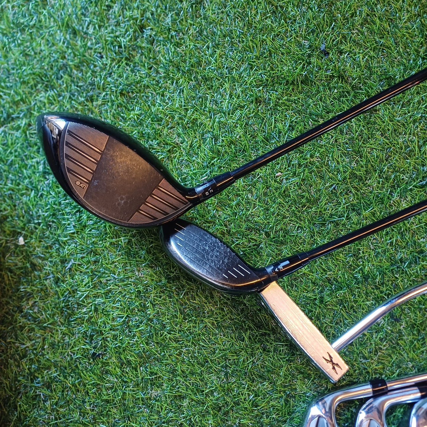 Titleist Golf Set Complete in Leather Cartbag, including All Covers.