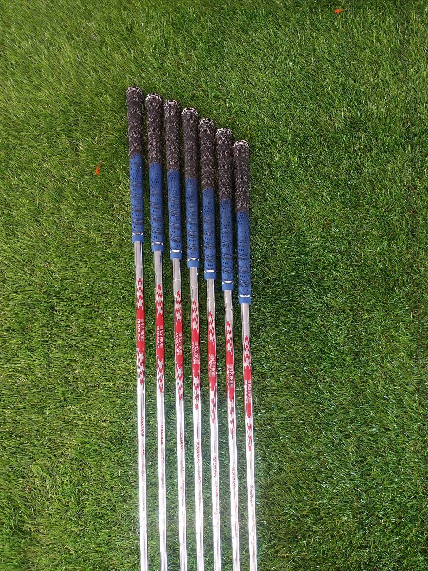 Mizuno JPX-923 Hot Metal 4i-PW with Nippon Modus 3 Regular Shafts